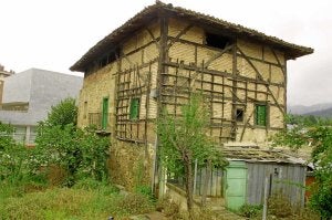 Retiran la «enclenque» valla de chapa que separaba Murueta Torre, después y antes de su rehabilitación en 2009, del colegio. ::
MITXEL ATRIO/