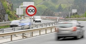Los turismos ya no pueden sobrepasar los 100 kilómetros por hora en el Cadagua. :: LUIS ANGEL GÓMEZ/