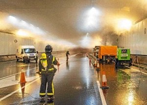 Imagen del simulacro realizado en abril para testar la eficacia de los nuevos sistemas de seguridad instalados en la A-8. /E.C./