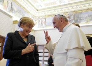 Angela Merkel y el Papa Francisco bromean en su encuentro. /AFP/