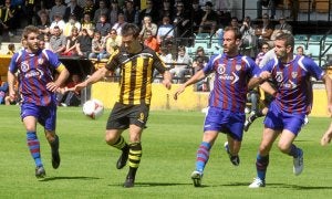 Un jugador del Portugalete trata de avanzar entre tres futbolistas del Alzira. ::
TELEPRESS/