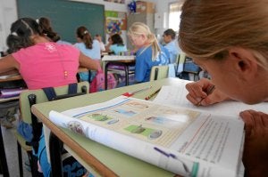 Una alumna trabaja con su libro de texto en un aula de Primaria. /Efe/