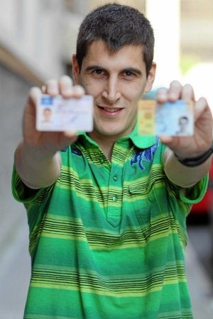 Ander Zarrabeitia, con el DNI y el carné de conducir. /Mitxel Atrio/