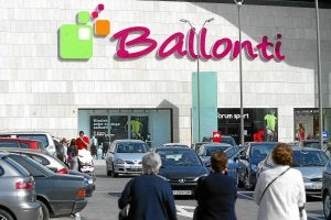 Acceso al centro comercial Ballonti, en Portugalete./ JORDI ALEMANY/