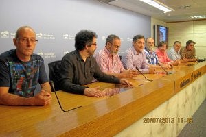 Los artistas participantes y el director general de Cultura presentaron ayer el certamen 'Arte en la tierra'. ::
G. R./