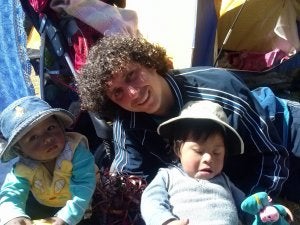 Salva Vega, junto a niños del colegio de Bolivia. /E. C./