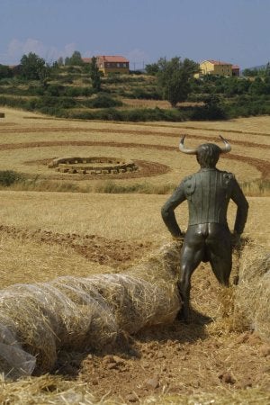 El minotauro de Cenzano parecía observar las espirales de Navaridas. /Rafael Lafuente/