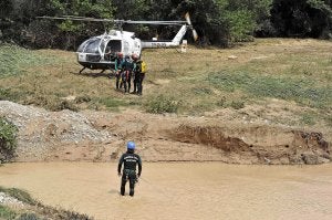 Buzos de la Guardia Civil buscan al vecino de Deifontes./ EFE/