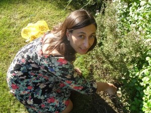 La bilbaína María Ullibarri cuida el jardín de su casa, una afición que le ha surgido en Edimburgo./ E. c./