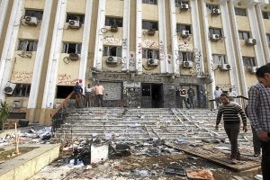 Destrozos en uno de los edificios universitarios de Al-Azhar. /EFE/