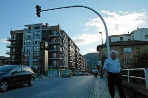 La zona es «concurrida» y el Ayuntamiento quiere asimiliar la velocidad a la de zonas peatonales. ::
M. ATRIO/