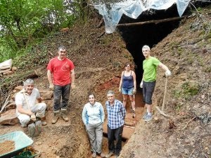 Entrada al horno de hierro medieval descubierto en la zona de Eitzaga, en Galdakao. ::
AYUNTAMIENTO/