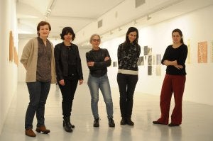 Autoras. Asun del Pozo, Kontxesi Vicente, Ana Goikoetxea, Julia Matute y Eluska Zabalo, en la inauguración. /F. Morquecho/