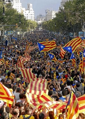 Miles de personas celebran con esteladas la Diada en Barcelona, el pasado 11 de septiembre./ REUTERS/