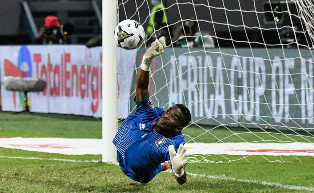 Owono se estira para detener el penalti lanzado por Sierra Leona. 
