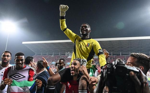 El alavesista Owono da el pase a cuartos a Guinea Ecuatorial al detener el decimoquinto penalti