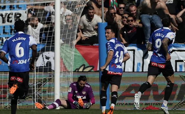 Los albiazules celebran el gol de Joselu contra el Rayo Vallecano. /L. Rico / EFE