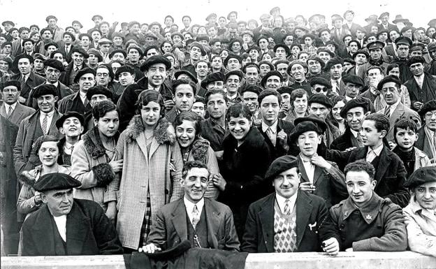 Público en Mendizorroza en un partido de finales de los años 20 del siglo pasado. archivo municipal de Vitoria//ceferino Yanguas