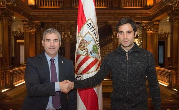 Etxeita junto a Josu Urrutia tras renovar contrato hasta 2019 con el Athletic