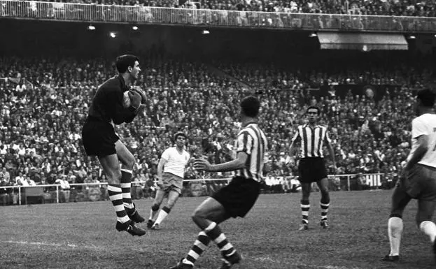El Chopo atrapa un balón en la final de la Copa de 1966 ante el Zaragoza. 