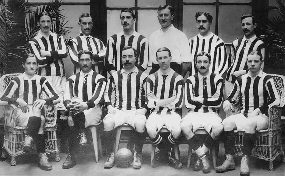 Equipo del Athletic que, por primera vez de rojiblanco, se proclamó campeón de Copa en 1910 al derrotar al Ciclista San Sebastián en Ondarreta./Athletic Club