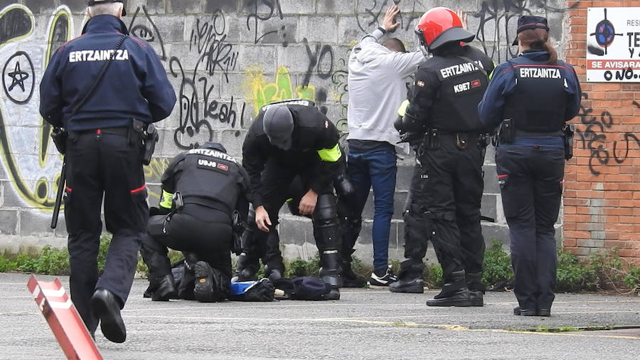Así ha sido el registro de la Ertzaintza a varios ultras del Sevilla desplazados en su vehículo hasta Bilbao