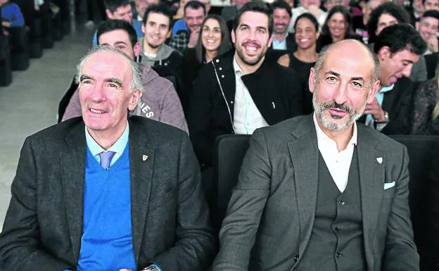 El presidente del Athletic, Aitor Elizegi, sigue la gala de premios de EL CORREO junto al mítico José Ángel Iribar.