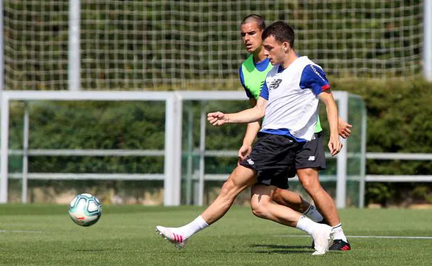 Dani Garcia, e Iñigo Vicente durante un entrenamiento del Athletic en Lezama