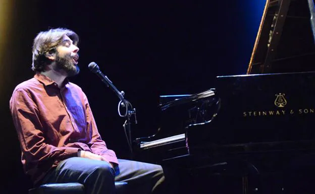 Salvador Sobral emociona al Athletic con una versión del himno al piano