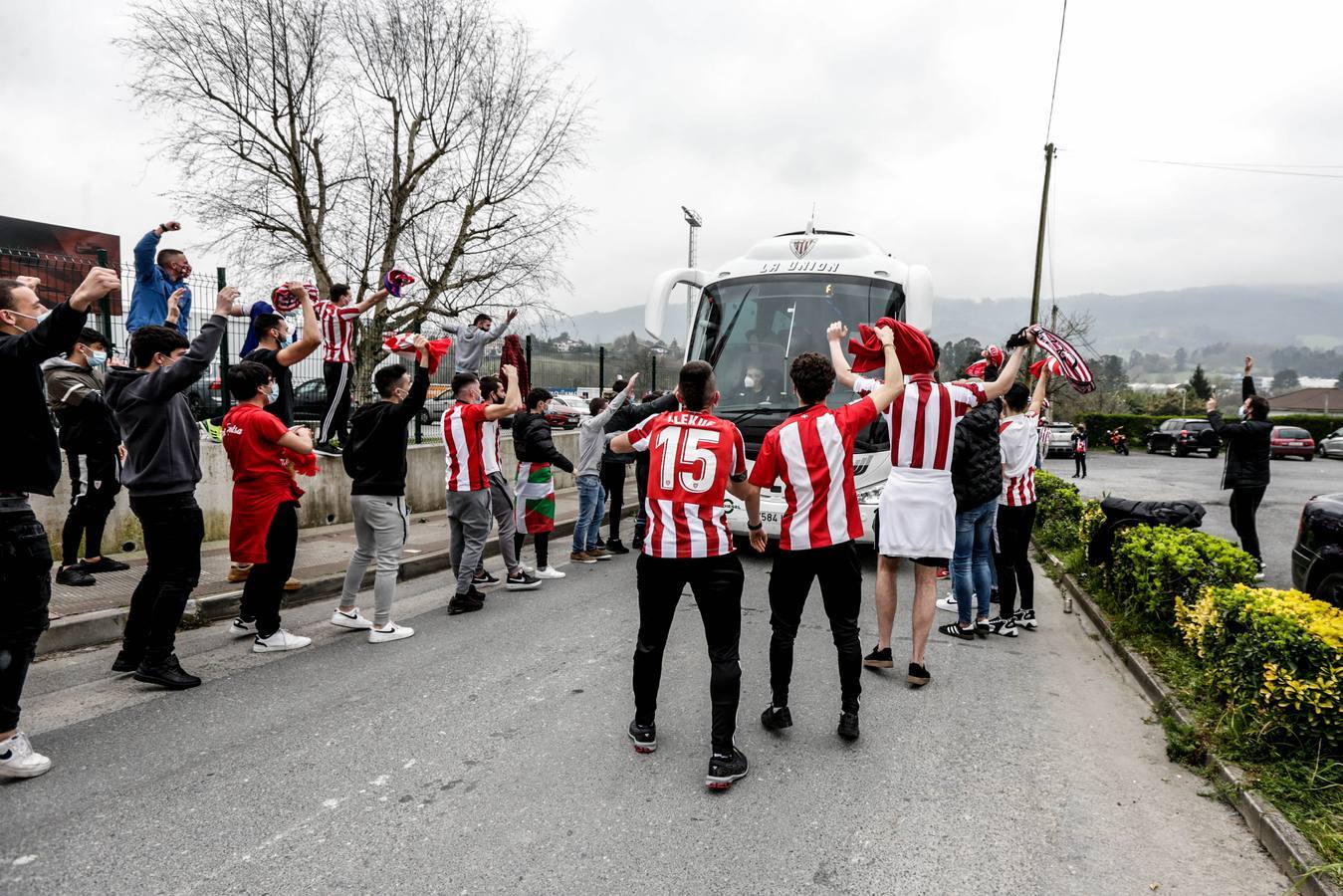 Imágenes de la llegada del Athletic a Bilbao y aficionados en Lezama