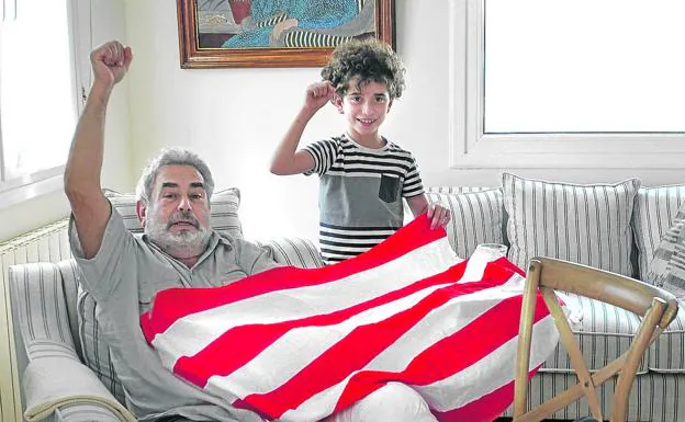 Miguel Gutiérrez, recién sometido a una artroscopia, posa en su casa con su nieto Marko, que ya le empieza a preguntar por el Athletic./MANU CECILIO