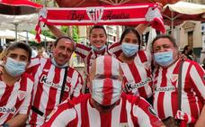 La afición del Athletic tiñe de rojiblanco las calles de Sevilla