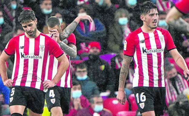 Yeray, Iñigo Martínez y Vencedor se lamentan tras uno de los goles del Granada./manu cecilio