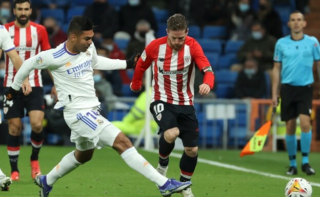 Casemiro intenta frenar un avance de Muniain el miércoles en el Santiago Bernabéu. 