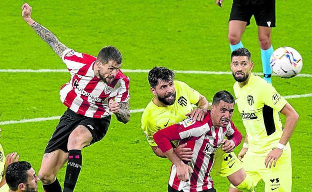 Iñigo Martínez remata a gol en el Athletic - Atlético de la temporada pasada/IGNACIO PÉREZ