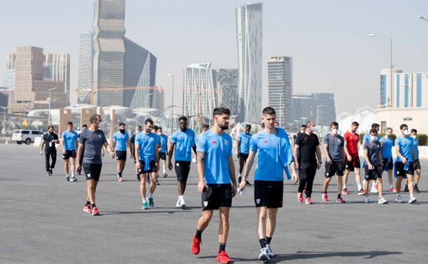 La plantilla del Athletic ha dado un paseo por las inmediaciones de su hotel de concentración en Riad.