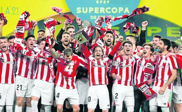 Jugadores del Athletic celebran el título de la Supercopa conquistado el año pasado en la final contra el Barcelona jugada en La Cartuja. 