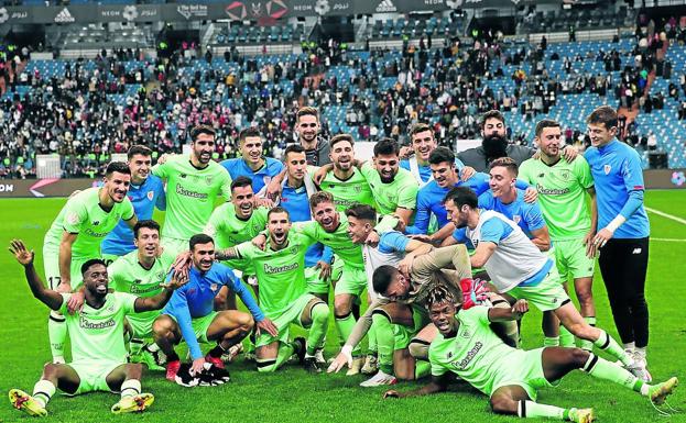 Los jugadores rojiblancos celebraron eufóricos sobre el césped la victoria ante el Atlético de Madrid. 