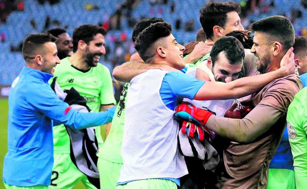 Los jugadores rojiblancos estallan de alegría tras eliminar al equipo de Simeone y clasificarse de nuevo para la final de la Supercopa. 