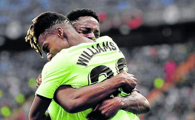 Iñaki y Nico Williams se funden en un emotivo abrazo al término del partido ante el Atlético de Madrid. /efe