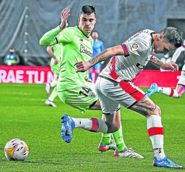 Dani García vigila de cerca al rayista Óscar Trejo en el partido del domingo ganado por el Athletic (0-1). 