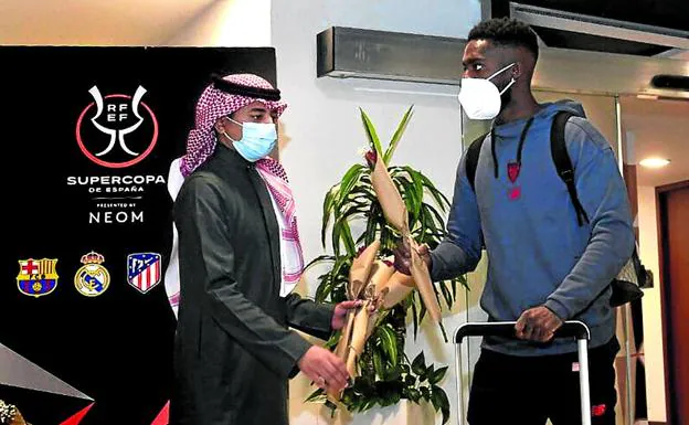 Williams recibe un obsequio en la llegada del Athletic a Riad. /athletic club