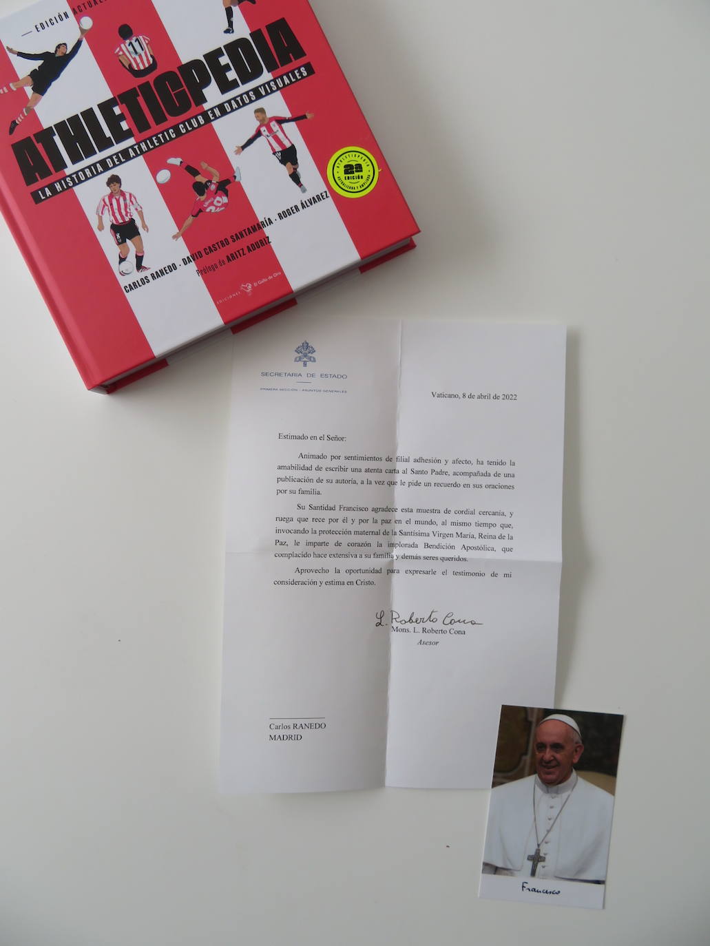 El ejemplar de la Athleticpedia junto a la carta del Papa Francisco. /C. R.