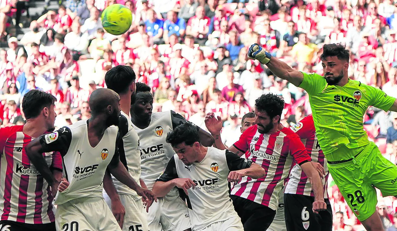 El Athletic no encontró la manera de derribar el muro defensivo del Valencia, que resistió el arreón final de los bilbaínos./Manu Cecilio