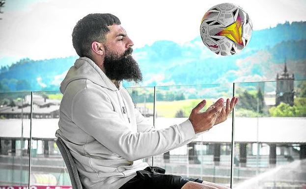 Asier Villalibre juega con el balón durante la sesión de fotos en Lezama. 