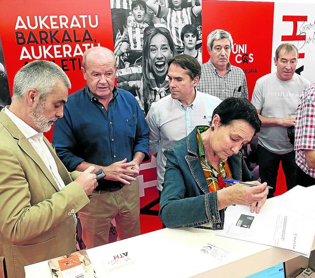 Jone Goirizelaia firma su apoyo a Barkala, mientras el precandidato charla con varias personas. /pankra nieto