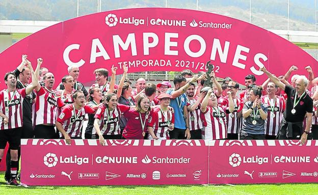 Los integrantes del equipo de la Fundación Athletic que compiten en la Liga Genuine celebrando por todo lo alto en Lezama la consecución del trofeo Fair Play. 