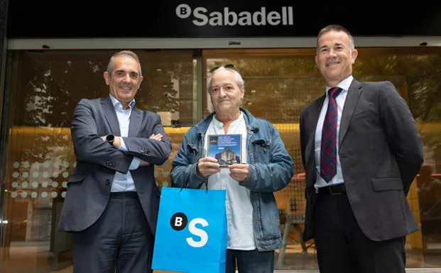 Alfredo Sánchez, Director Comercial de EL CORRREO; Javier Sagarna, ganador del premio; y Juan Ramón Rey, Director Regional de Bizkaia de Banco Sabadell./