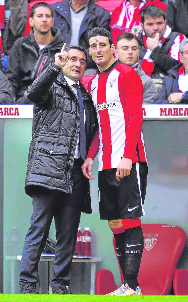 Valverde da instrucciones a Aduriz en un partido de su última temporada en el Athletic. 