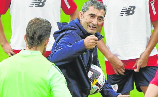 Buen ambiente. Ernesto Valverde gesticula ante sus hombres en un entrenamiento de esta semana en Lezama. /manu cecilio